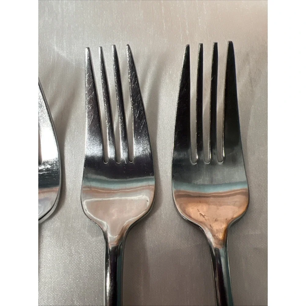 Oneida Maddox Set of 4‎ Dinner Forks 7.5